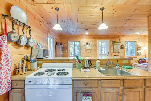Η κουζίνα ή μικρή κουζίνα στο Cozy Acadia Area Cabin, Walk to Beach and Lighthouse