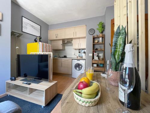 Una sala de estar con una mesa con un bol de fruta. en Mi Casita en la Sierra, en Sierra Nevada