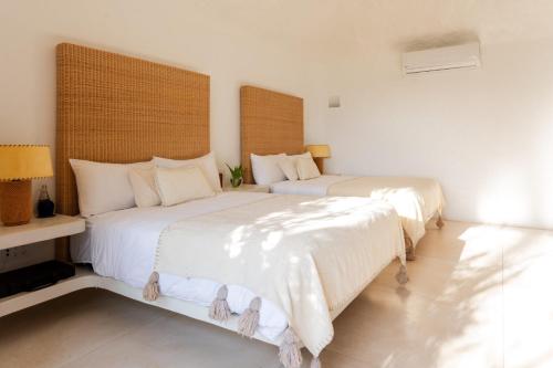 Postel nebo postele na pokoji v ubytování Playa Rosa Bungalows Careyes