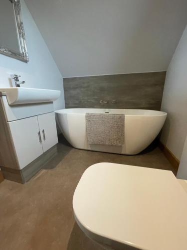 Baðherbergi á Switha - Luxury home in Stromness, Orkney with outstanding views