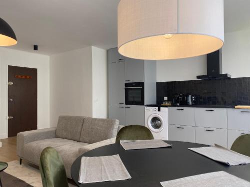 un salon avec une table et un canapé dans l'établissement Le Chaleureux, à Franconville