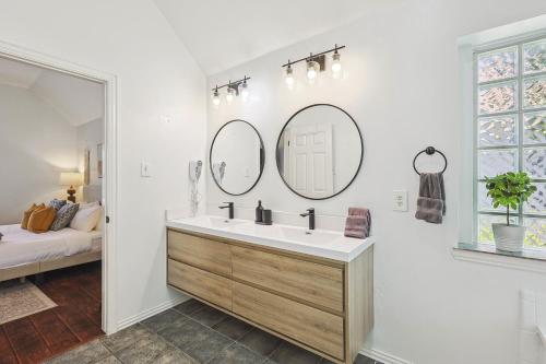 Gambar di galeri bagi Elite 4BR 2BA Holiday Home with Hot Tub, Pool, and BBQ di Haltom City