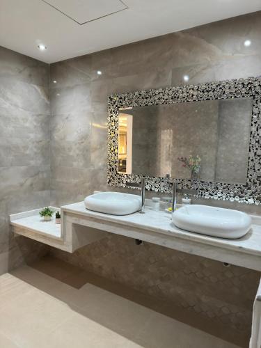 a bathroom with two sinks and a mirror at Villa luxueuse Marrakech Ourika in Ourika