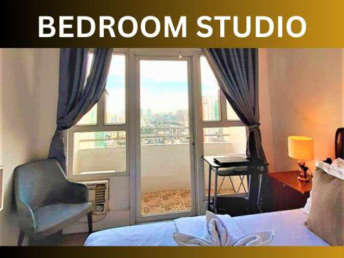 Una cama o camas en una habitación de FREE SAUNA & POOL ACCESS PLUS 40 PERCENT LESS PROMO This Month Affordable And Cheapest Deluxe Unit In Manila with Balcony x Near NAIA Airport x Manila Bay x Robinsons Place Ermita x Pgh x Bellagio x UP x Intramuros x Updated 2025 Price Staycation
