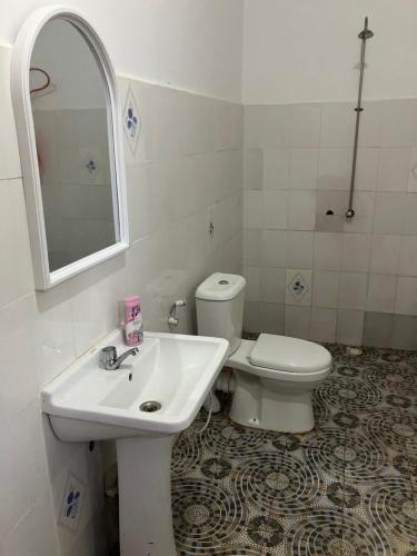 Bilik mandi di Sunshine Guesthouse Bafuloto