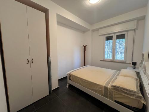 コッレサルヴェッティにあるCasa Collesalvettiのベッドと窓のある小さな寝室