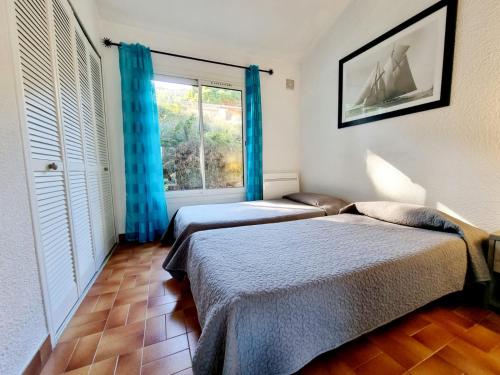 Postel nebo postele na pokoji v ubytování Le Lavandou Pramousquier Villa Entière Plage Accès Direct et Piscine Collective ouverte du 1er mai au 30 septembre Clim Wifi