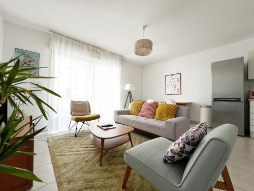 un salon avec un canapé et une table dans l'établissement Le Viarm'Élite, à Nantes