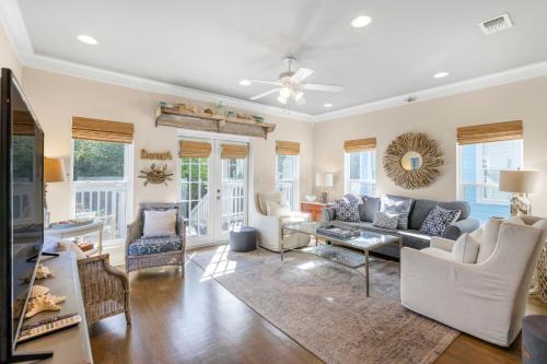 una sala de estar con un sofá y sillas en Lemon Squeezy by Oversee 30A, en Inlet Beach