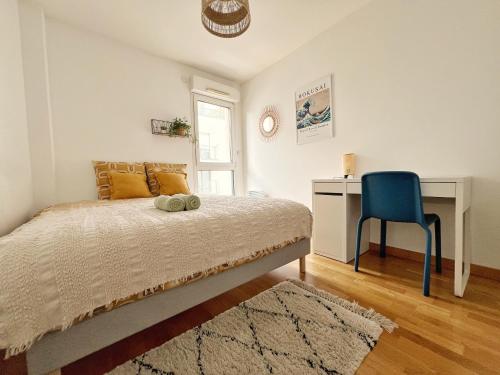 une chambre avec un lit, un bureau et une chaise dans l'établissement Le Viarm'Élite, à Nantes