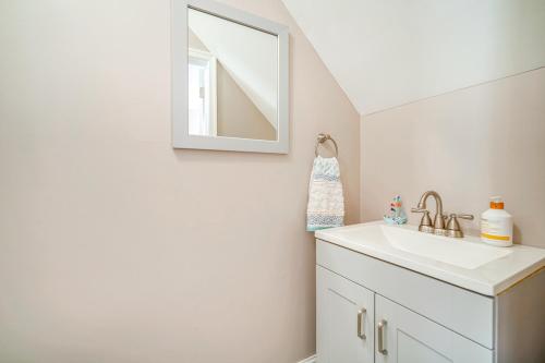 Φωτογραφία από το άλμπουμ του Bright Brigantine Townhome Steps to Beach Access! σε Brigantine