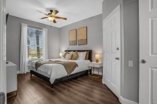 a bedroom with a bed and a ceiling fan at 3Bd/2Ba Elegant Condo with Resort Access in Orlando