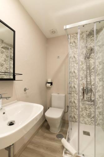 a bathroom with a toilet and a sink and a shower at Hostal Art Madrid in Madrid