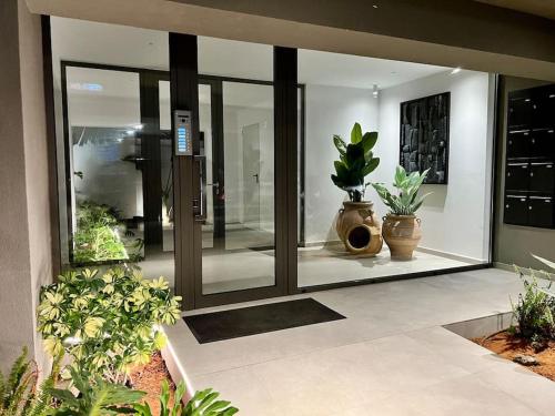 Hermes Studio - In the city just steps to the sea!