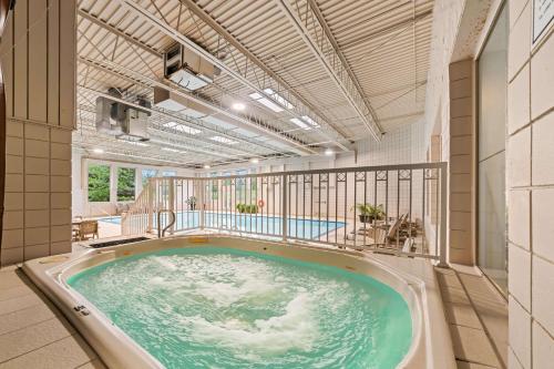 a jacuzzi tub in a room with a balcony at Best Western Plus Mariposa Inn & Conference Centre in Orillia
