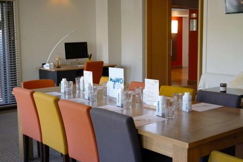 Μια τηλεόραση ή/και κέντρο ψυχαγωγίας στο Best Western The Hotel Versailles