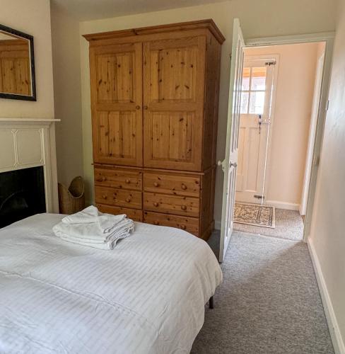 a bedroom with a white bed and a dresser at Spacious home in Bath, nature and city! in Bath