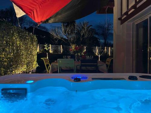 une maison avec piscine la nuit dans l'établissement Haurren Zoriona - Maison Basque Moderne Climatisée avec Jacuzzi, à Amotz