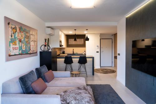 un salon avec un canapé et une cuisine dans l'établissement Luxury apartment at Torrevieja Beach, à Torrevieja