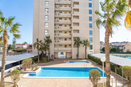 un appartement avec piscine en face d'un immeuble dans l'établissement Luxury apartment at Torrevieja Beach, à Torrevieja