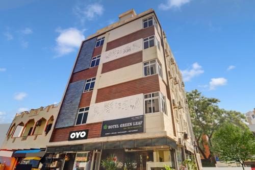 un edificio all'angolo di una strada di Super Capital O Qualia Gachibowli a Hyderabad