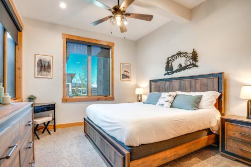 ein Schlafzimmer mit einem Bett, einer Kommode und einem Fenster in der Unterkunft Modern Elk Creek Condo with Hot Tub and Heated Floors in Fraser