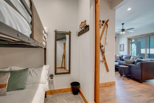 ein Schlafzimmer mit einem Etagenbett und ein Wohnzimmer in der Unterkunft Modern Elk Creek Condo with Hot Tub and Heated Floors in Fraser