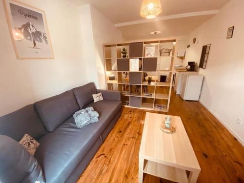 un salon avec un canapé et une table basse dans l'établissement Grand Studio à 3 min du centre-ville, à Bagnères-de-Bigorre