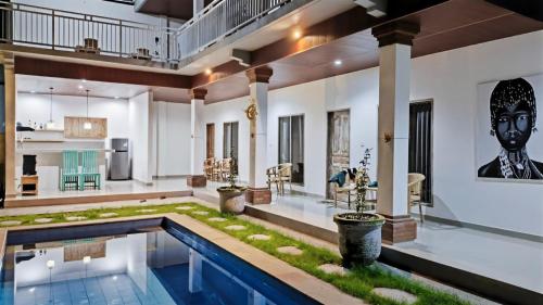 une maison avec une piscine et un salon dans l'établissement Pulmo Residen Canggu, à Canggu