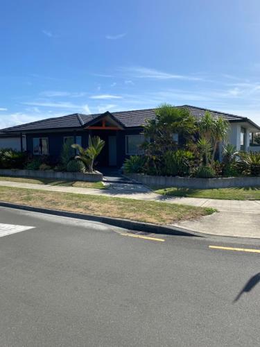 a house on the side of a road at Parkview Home 5min from CBD in Napier