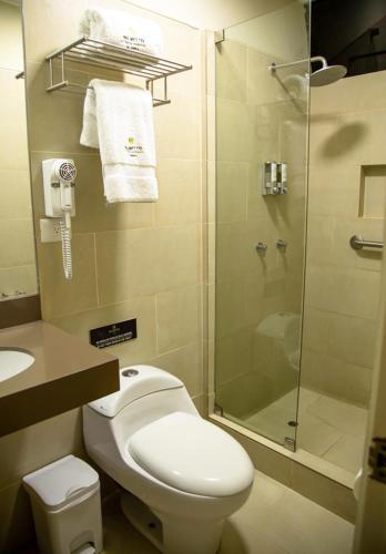 Ванная комната в Palmetto Hotel Business La Perla