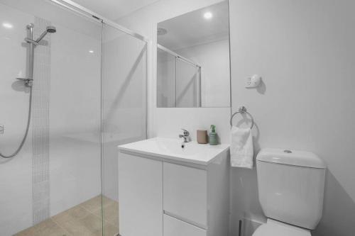 une salle de bain avec toilettes, lavabo et douche dans l'établissement Andrica House - Your Southern Highlands Retreat!, à Mittagong