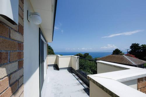 a balcony with a view of the ocean at オーシャンビューテラス伊豆 in Futo