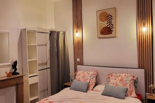 une chambre avec un lit avec deux oreillers dessus dans l'établissement Mohd'or 3 Calais, à Calais Saint-Pierre