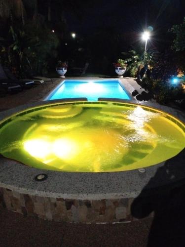 a large yellow bath tub sitting next to a swimming pool at Suite de Lujo con Entrada Privada Cerca al Aeropuerto El Edén in La Tebaida