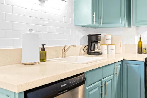 Una cocina o zona de cocina en Newly remodeled 8-steps to sand path of Beach!