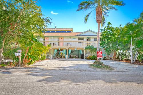 Jardín al aire libre en Newly remodeled 8-steps to sand path of Beach!