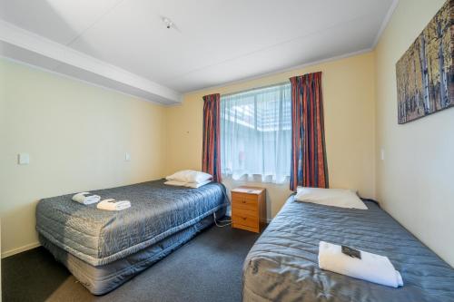 Кровать или кровати в номере Coachmans Inn