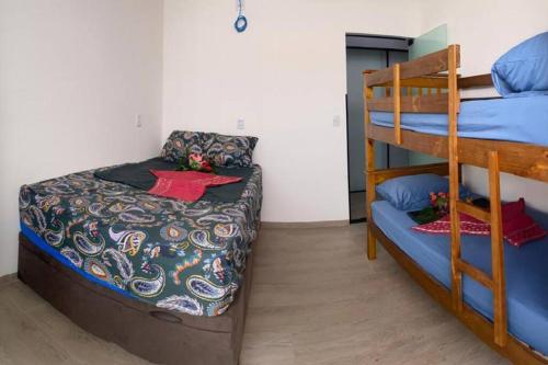 een slaapkamer met een stapelbed en een stapelbed bij El Badan Hospedagem - Casa 3 in Olímpia