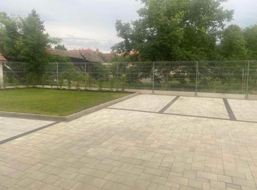 Εγκαταστάσεις για τένις ή/και σκουός στο Lake View Apartman ή εκεί κοντά