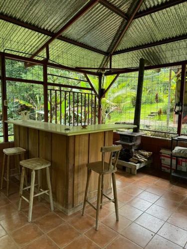 a kitchen with a bar with stools and a grill at Quinta Herrera in Ánimas
