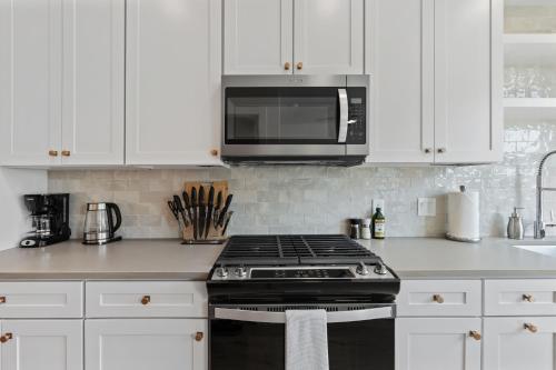 Dapur atau dapur kecil di Outstanding Amenities-New Complex- Downtown Luxury