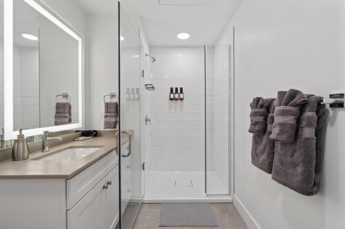 Bilik mandi di Outstanding Amenities-New Complex- Downtown Luxury