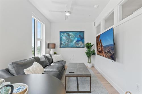 Televisyen dan/atau pusat hiburan di Outstanding Amenities-New Complex- Downtown Luxury