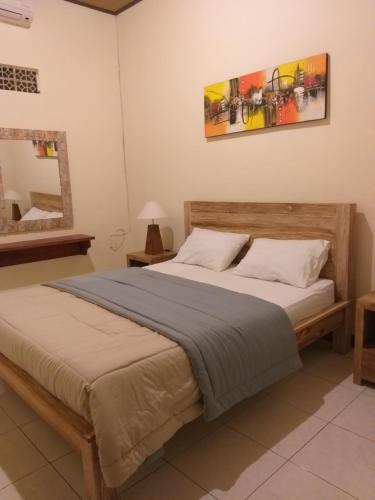 JasriにあるMama Guesthouseの部屋の中に大きなベッドがある寝室