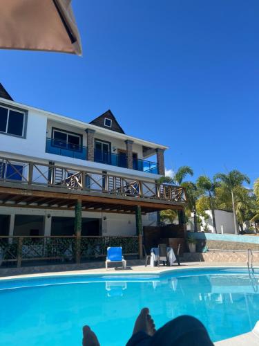 Бассейн в Hotel la ensenada или поблизости
