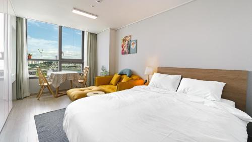 Postel nebo postele na pokoji v ubytování The Stay Songdo Hotel