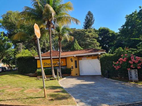 a street sign in front of a house at Pousada Shangrila RP in Ribeirão Preto