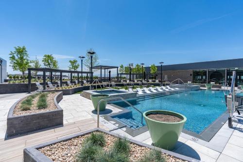 Kolam renang di atau dekat dengan Outstanding Amenities-New Complex- Downtown Luxury