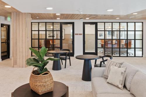 Ruang duduk di Outstanding Amenities-New Complex- Downtown Luxury
